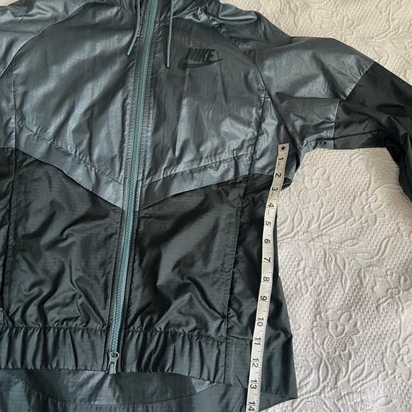 Nike Women's Two-Tone Windbreaker Jacket - Picture 4 of 11